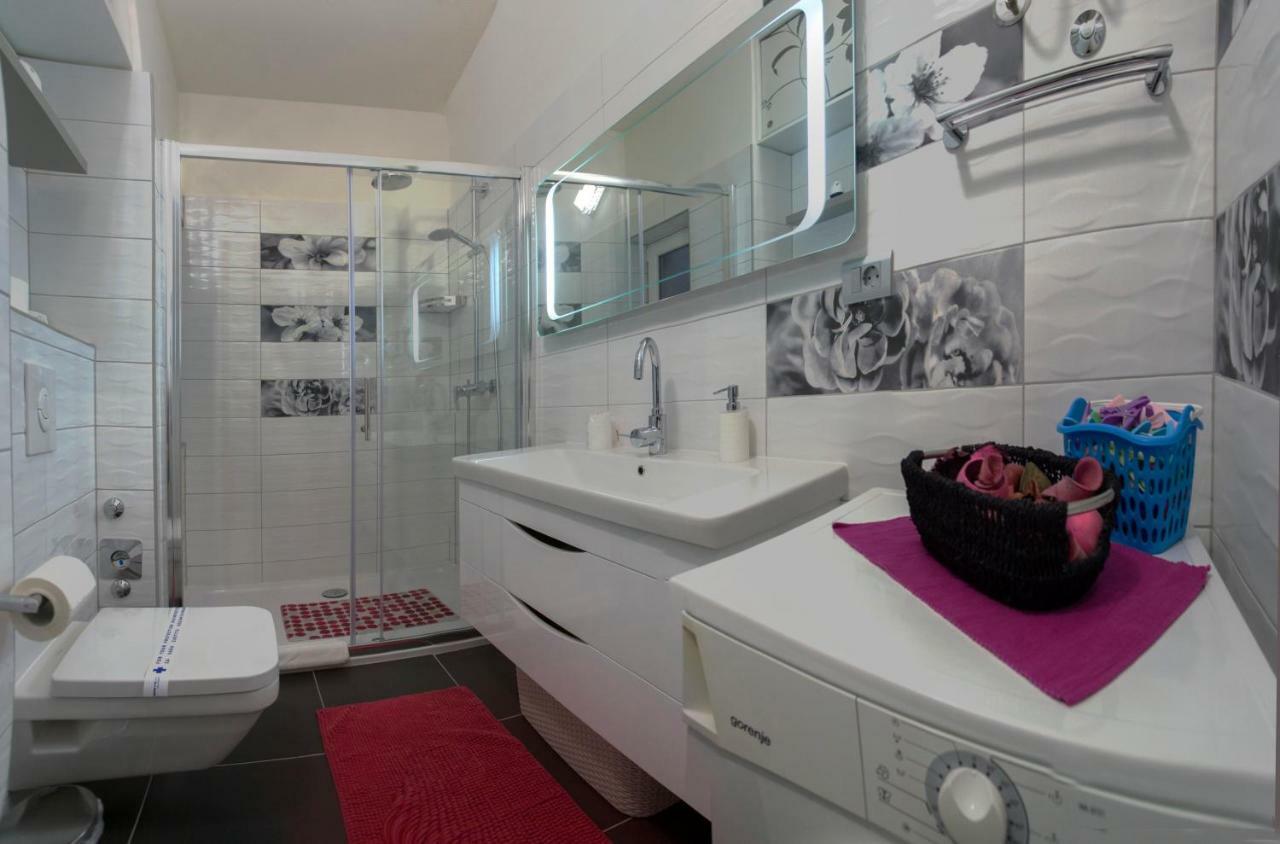 Apis Split Apartment Bagian luar foto