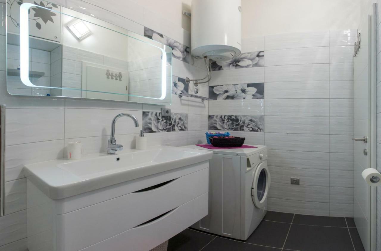 Apis Split Apartment Bagian luar foto