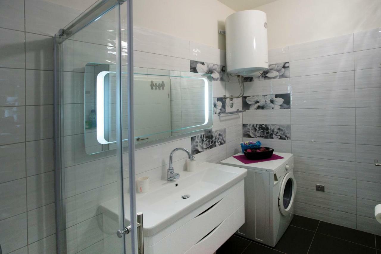 Apis Split Apartment Bagian luar foto