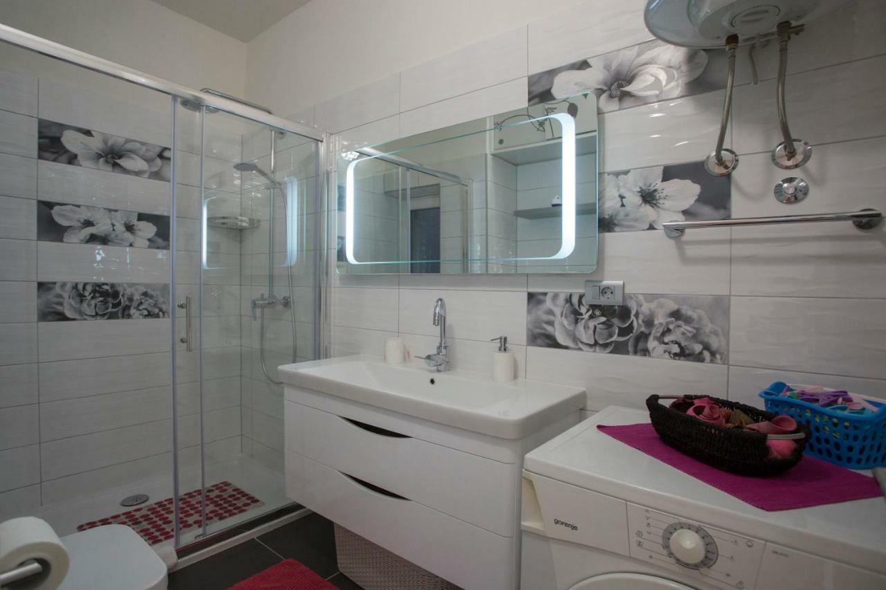 Apis Split Apartment Bagian luar foto